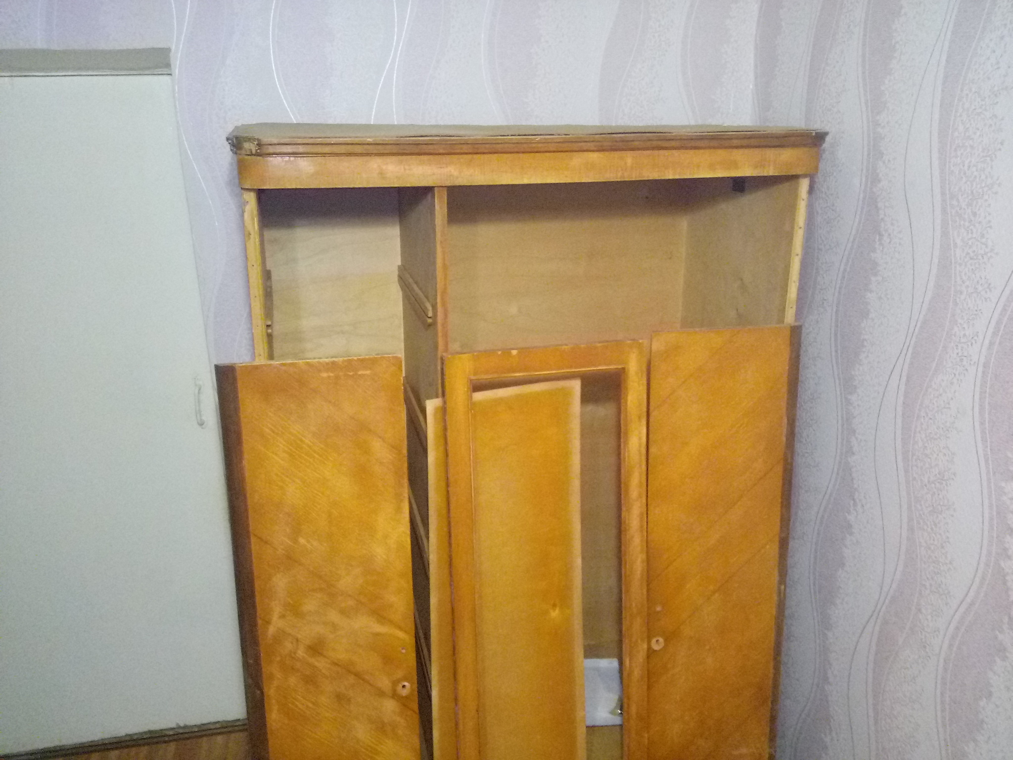 Полированный шкаф советских времен